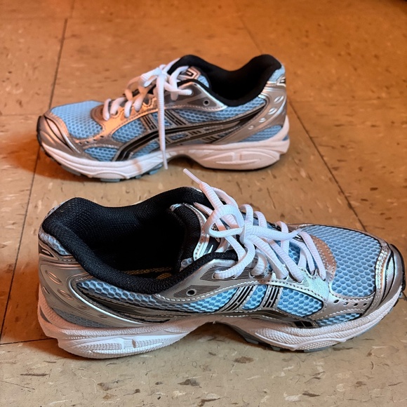 Kids Shoes - Picture 2 of 7